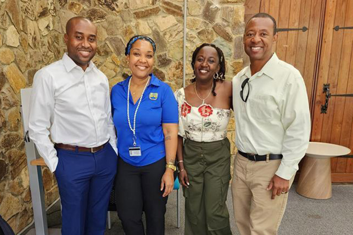 UVI_edu's tweet photo. Thanks to a recent donation of iMac computers from the AROC Foundation, students at UVI have increased access to iMac computers, which are essential to programming apps for the iOS operating system and other Apple programs.
#UVI #iMaccomputer
Learn more.
https://t.co/TjnbbdT7y4 https://t.co/EdfDXCkT2u