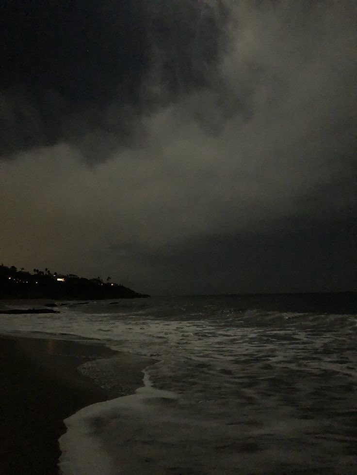 البحر ليلًا