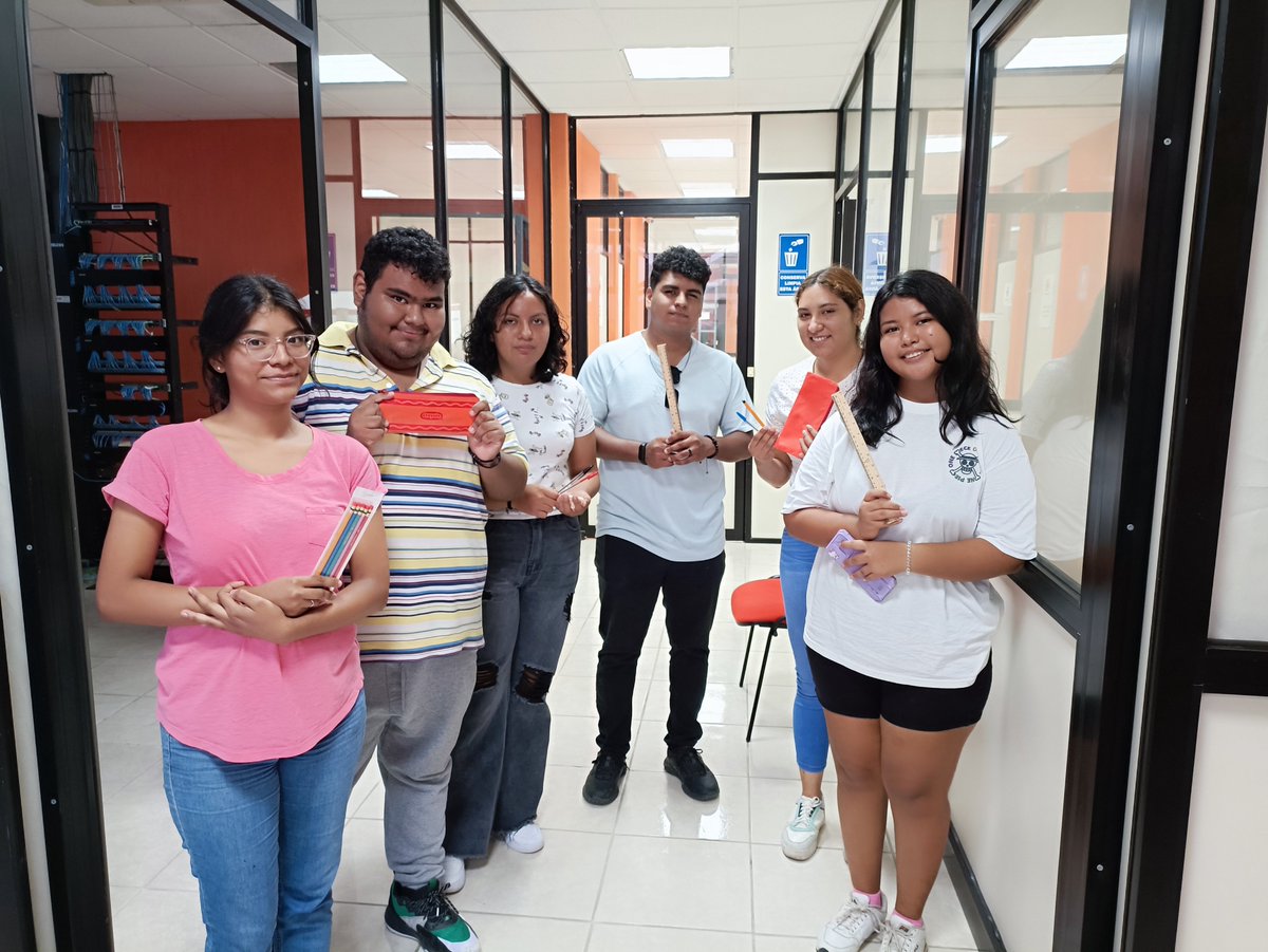 Alumnos de la UPALT entregaron material recopilado para la campaña de colecta de útiles escolares “Aprendiendo con Amor” este evento estuvo presente la Lic. Ana Rosa Rangel Díaz, titular de la Dirección de Atención de la Juventud.