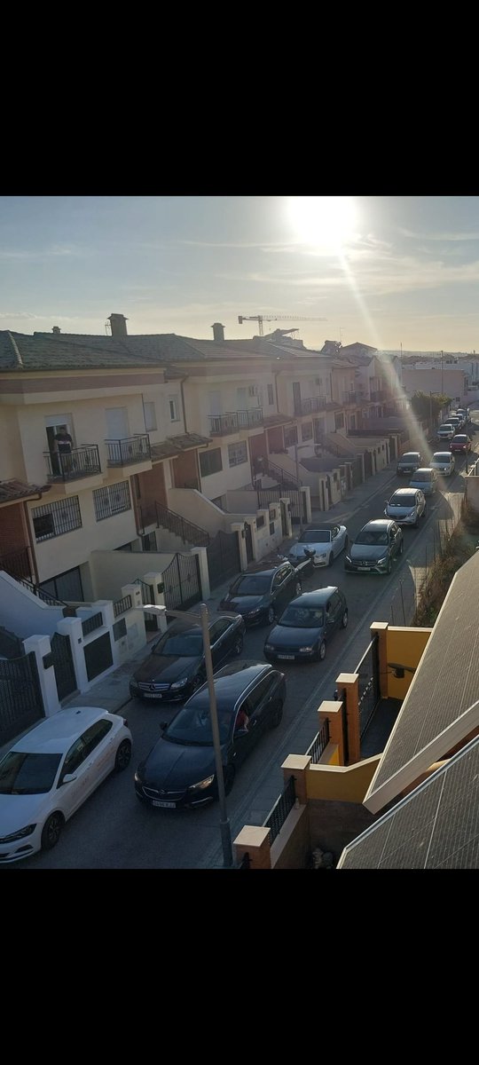 franciskasti's tweet photo. @JuanMa_Moreno @ANM_Churriana @JuntaAndalucia1 @dipgra #cullarvega @AytoArmilla @AytoLasGabias 
Empieza el caos en Calle Uruguay y Guadiana de #churrianadelavega.
Tráfico denso, conductores que no respetan a vecinos, cocheras, viandantes, parques infantiles, y motos por la acera https://t.co/FzNyEDn2Rm
