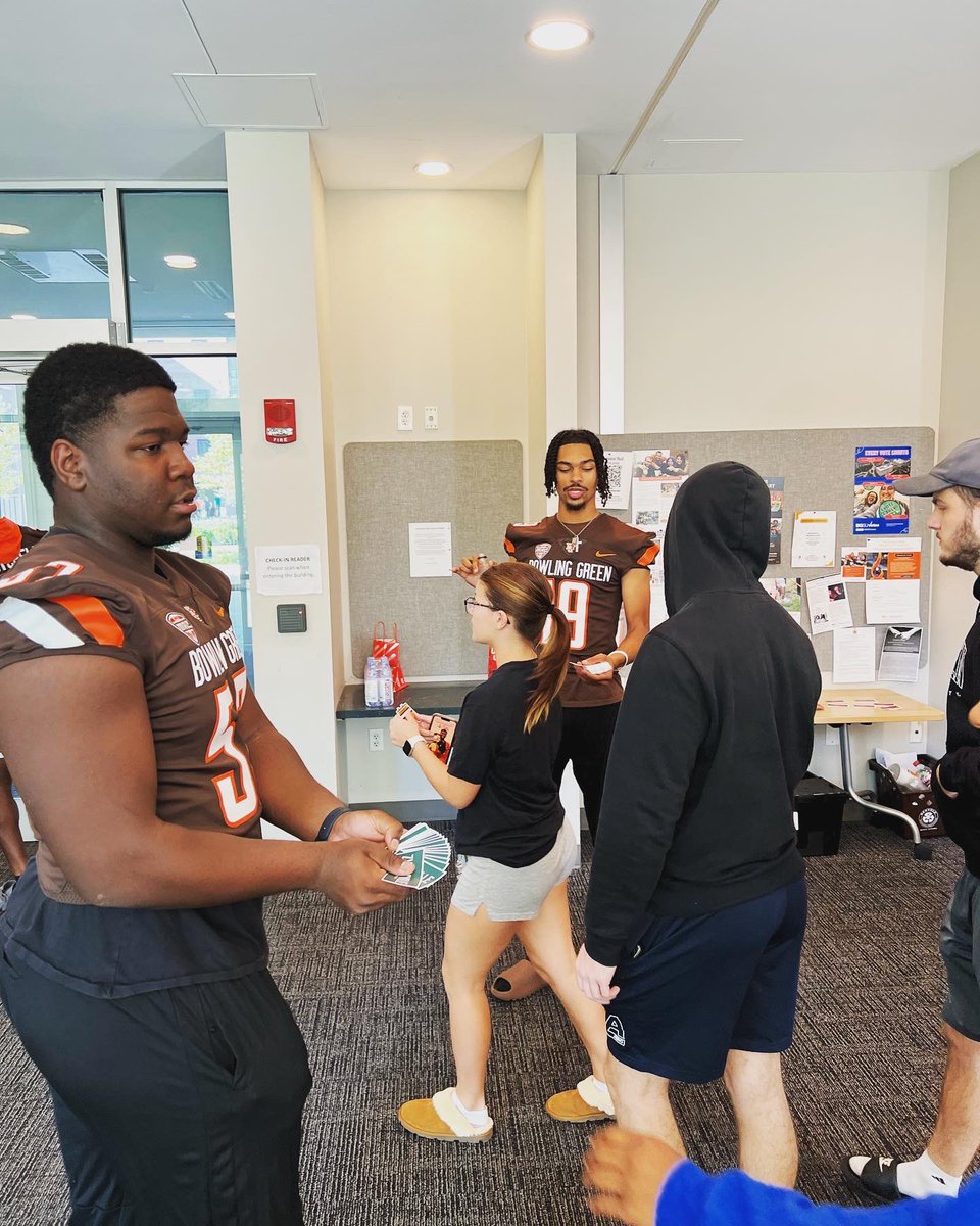 BG_Football's tweet photo. Free 🍕 at Centennial! Nothing like a good Dorm Storm. https://t.co/EOse7WRqGd