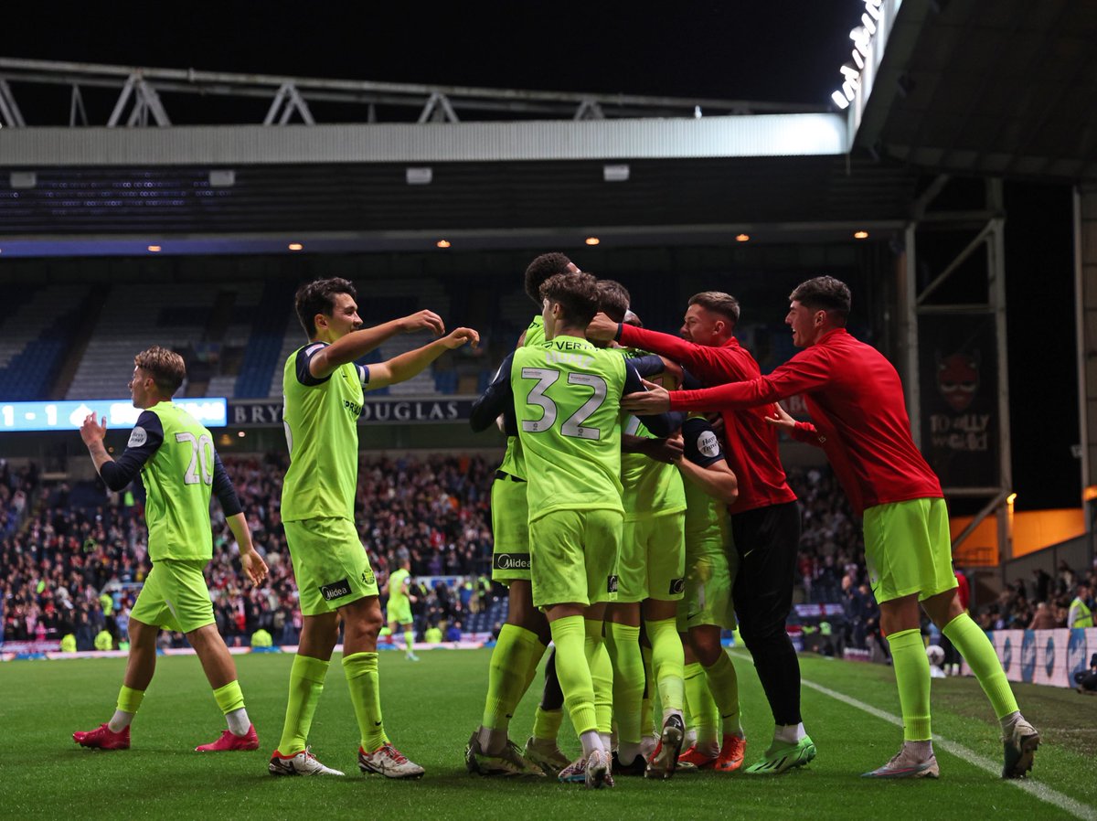 Together 💚✊ #SAFC | #BLASUN