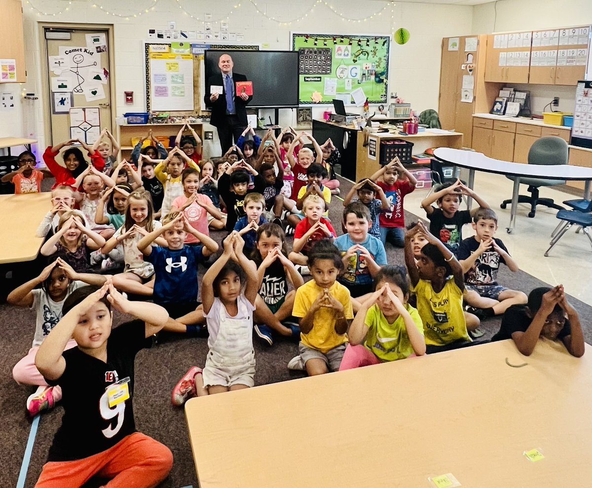MrBarnett_MECC's tweet photo. Geck-O-My! 🦎 @carlygoecke &amp; @AmyMalich Gecko💚Collective💙 were a #MECCtacular ✅ audience during my guest 📖ing of Corduroy - a story about a #CometKid 💫 Persistent🧗🏽‍♀️⛰️🌄 Bear who sticks w/ it 2 find their button🔘🪡. Mountains⛰️ up 4 Persistence! https://t.co/rMwzv1B0W4