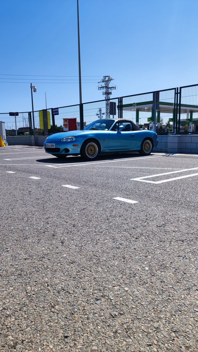 BecauseIDark's tweet image. Mi coche mide exactamente un metro treinta de alto, ganamos.