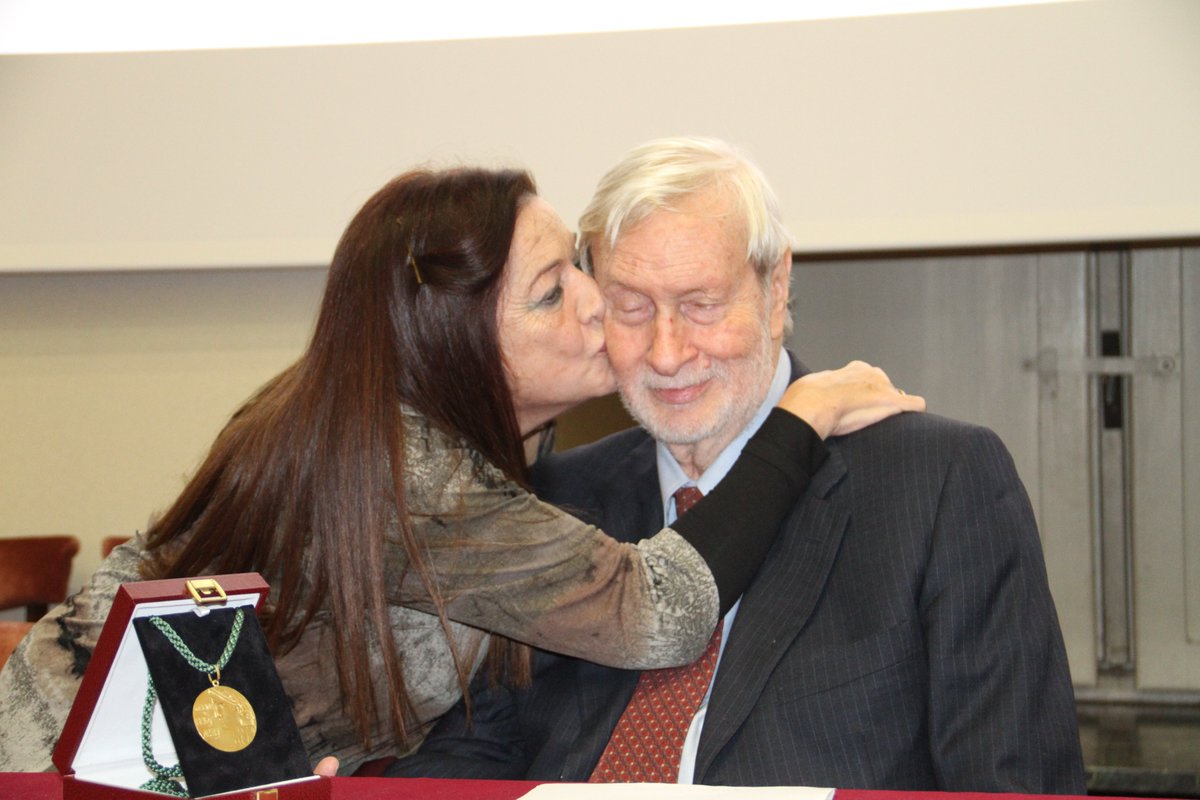 "Vattimo, filósofo de lucidez incomparable y asombroso benefactor de la Humanidad. Contigo la Filosofía del Pensamiento Crítico más creativo y transformador se aúnan para cambiar el mundo a mejor. Largo aliento, larga vida. Un abrazo eterno con eterna gratitud. DEP" Teresa Oñate