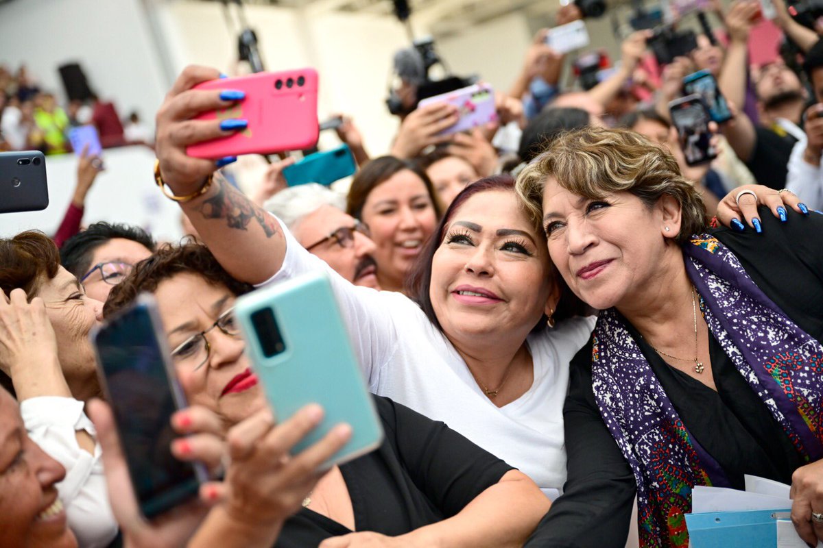 delfinagomeza's tweet photo. Es importante ser agradecidos y por eso regresé a #Ecatepec para darles las gracias por todo el apoyo brindado y comentar las acciones que el Gobierno del Estado de México hará en el municipio. Este gobierno es del Pueblo y para el Pueblo.
#DelfinaGobernadora #ElPoderDeServir https://t.co/uRW9ZSne8f