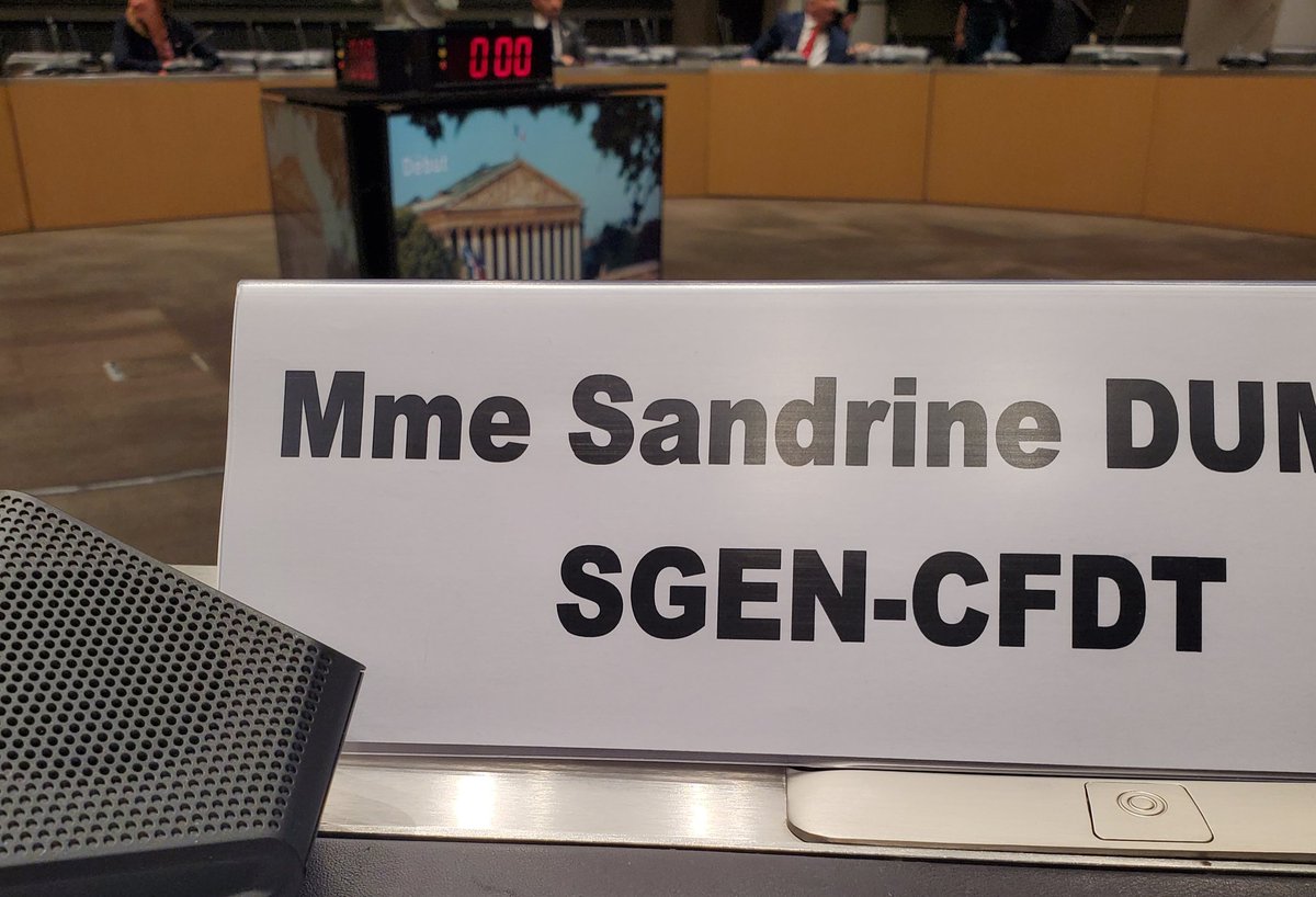 PorcelaineSevre's tweet photo. C'était ma 1ère fois à l'assemblée. 
En classe, j'enseigne les principes de la République, les institutions, je cherche à convaincre de l'utilité de l'engagement (associatif, politique, syndical)...
Là, qq heures après, restent la consternation et l'inquiétude pour l'avenir. https://t.co/g1Xym6pLAY
