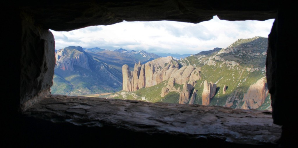 Descubre Riglos, Ayerbe y el Mirador de los Buitres lugares increíbles que forman parte del Reino de los Mallos ¿Te vienes? mapaymochila.es/reino-de-los-m…