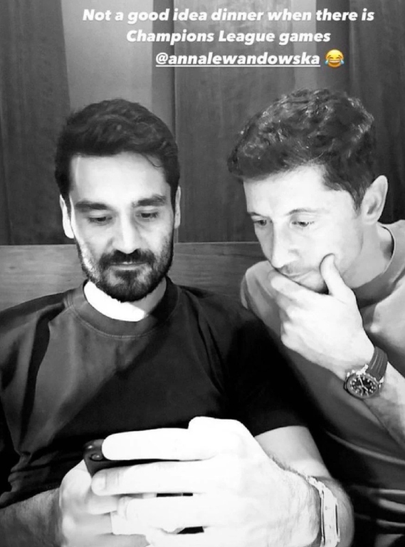 InvictosSomos's tweet photo. Hoy, Robert Lewandowski e Ilkay Gundogan fueron a cenar con sus esposas. ¿Qué hicieron durante la reunión? Se pusieron a ver los partidos de la UEFA Champions League. FÚLBO 🚬🚬🚬