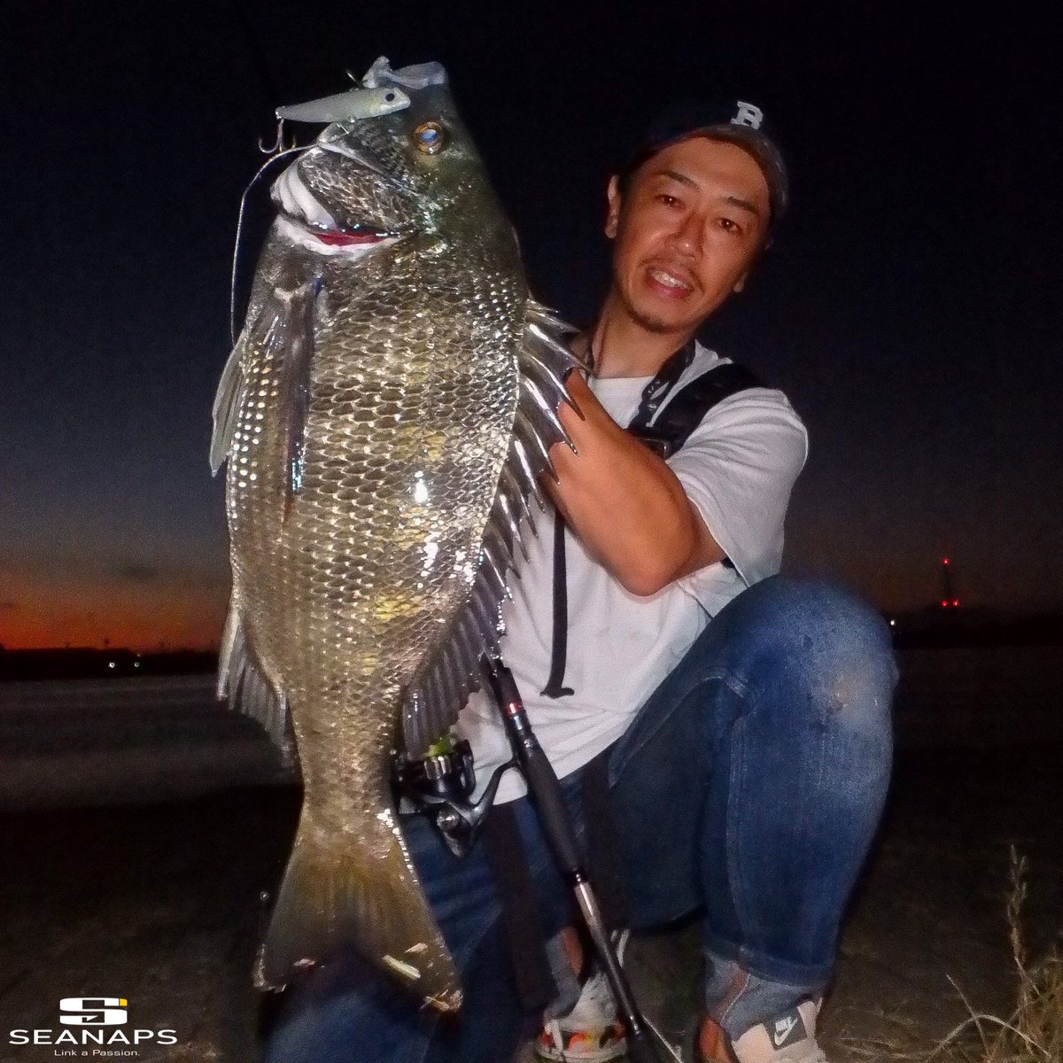 sei_uchida_fish's tweet photo. 投げ込むほどにだんだん見えてくるUPRIZING70HWのメリット。18gの樹脂バイブで浮力があり巻きがスムーズなので、沖のレンジ上めや根掛かりで鉄板を通しきれない沖のシャロー帯が攻めれます。潮位が落ちてからでも広く探れるということ。
#APIA #UPRIZING #UPRIZING70 #UPRIZING70HW #BlueBlueFishing https://t.co/CHI00hokl4