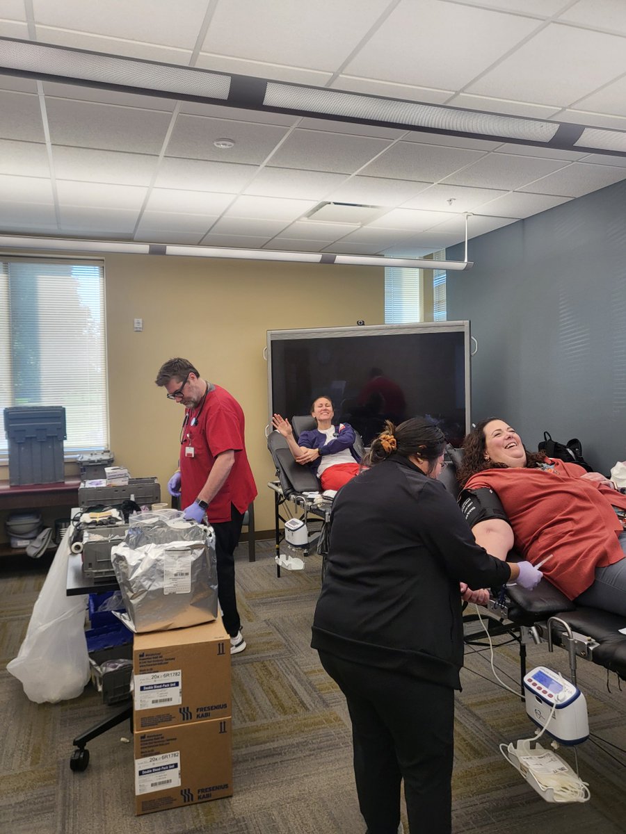 OSMSGB's tweet image. Yesterday we teamed up with @RedCrossWIS to host a Community Blood Drive at our OSMS Green Bay Clinic! We appreciate everyone who took the time to donate!🩸

#LifeAtOSMS #BloodDonationDrive #savelives #OSMS #redcross