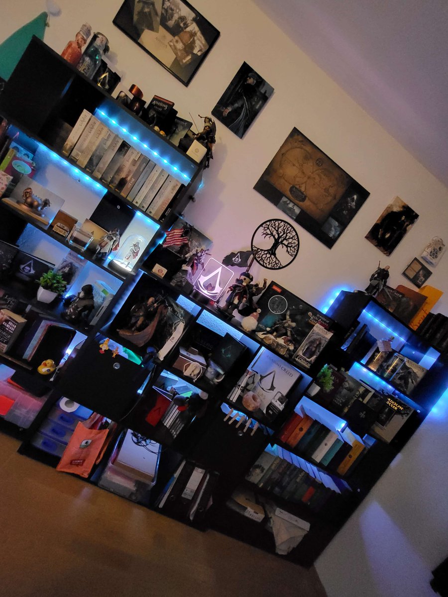 Mrs_H_E_Kenway's tweet photo. 2/2
...Platz in meinen Regalen - unterwegs ist er ja schon -!

#assassinscreed #AssassinsCreedIV #AssassinsCreedIII #Ubisoft #gaming #HaythamKenway #EdwardKenway #KenwayFamilie #assassinscreedblackflag #ezioauditoredafirenze #EzioCollection #AssassinsCreedCollection
#ACSpotlight https://t.co/WGoUaSSnCm