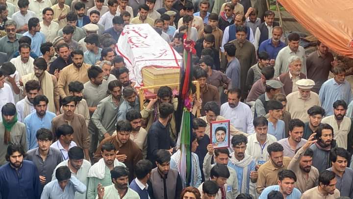 hyyssn's tweet photo. Teachers were brutally murdered in tare mangal school distric kurram, but months after the tragedy, no progress was made, no report was issued &amp; no action was taken.
@UNHumanRights
@hrw
@IHRF_English
#ٹیچر_قاتلین_سے_فرار_کیوں https://t.co/2mF8V6Nop9
