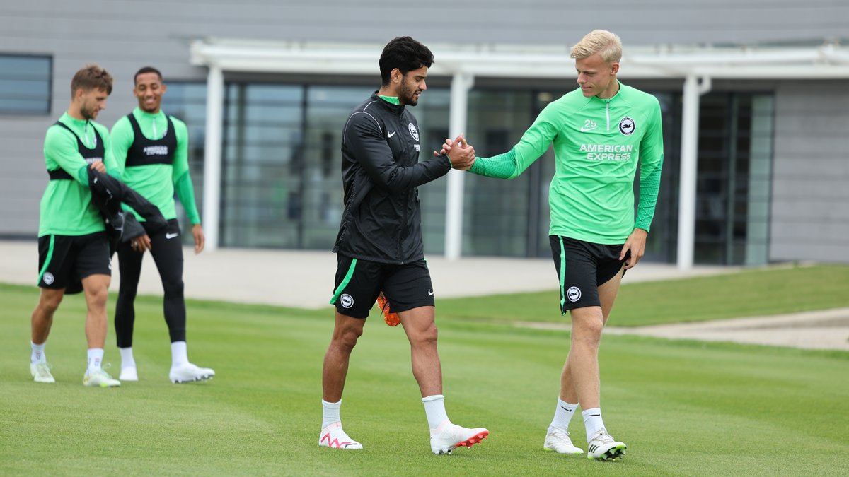 Mo and JP shake hands as they head out to train with Joao and Joel laughing together in the background. The vibes are great before AEK!