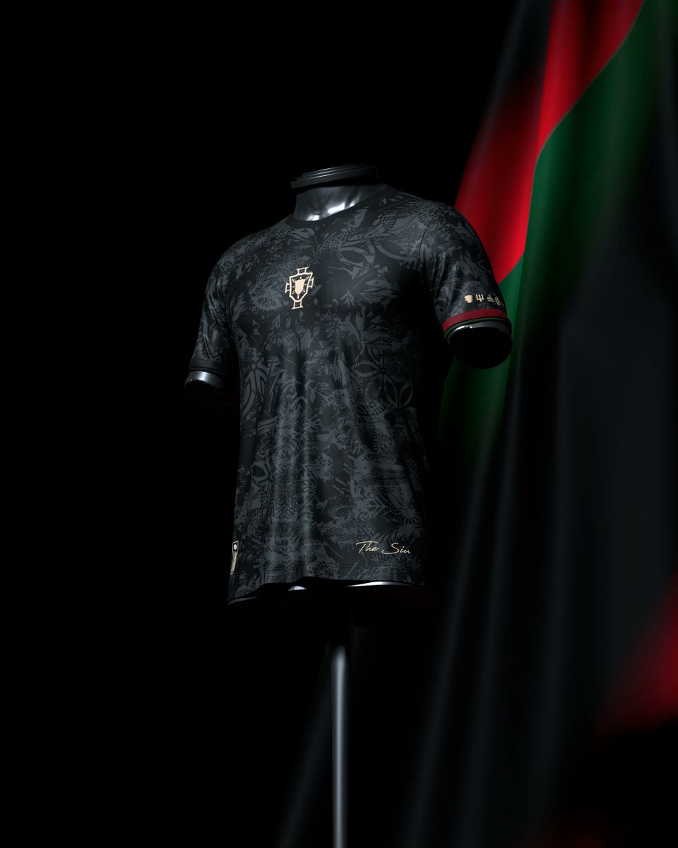 ActuFoot_'s tweet photo. La marque Comma Football va commercialiser deux maillots en l'honneur des deux GOAT's, Lionel Messi 🇦🇷 et Cristiano Ronaldo 🇵🇹. 🐐🐐😍

Des motifs liés à la carrière des deux joueurs sont présents sur les maillots respectifs "La Pulga" et "The Siu". 👕✨

Les blasons des clubs par lesquels sont passés les deux joueurs sont visibles sur les manches. 🛡️

On peut notamment apercevoir le Sol de Mayo et un motif inspiré des rues de Rosario pour le maillot de l'Argentin.

Pour le maillot de CR7, le motif est inspiré des fleurs de Madère.

📸 CommaFootball