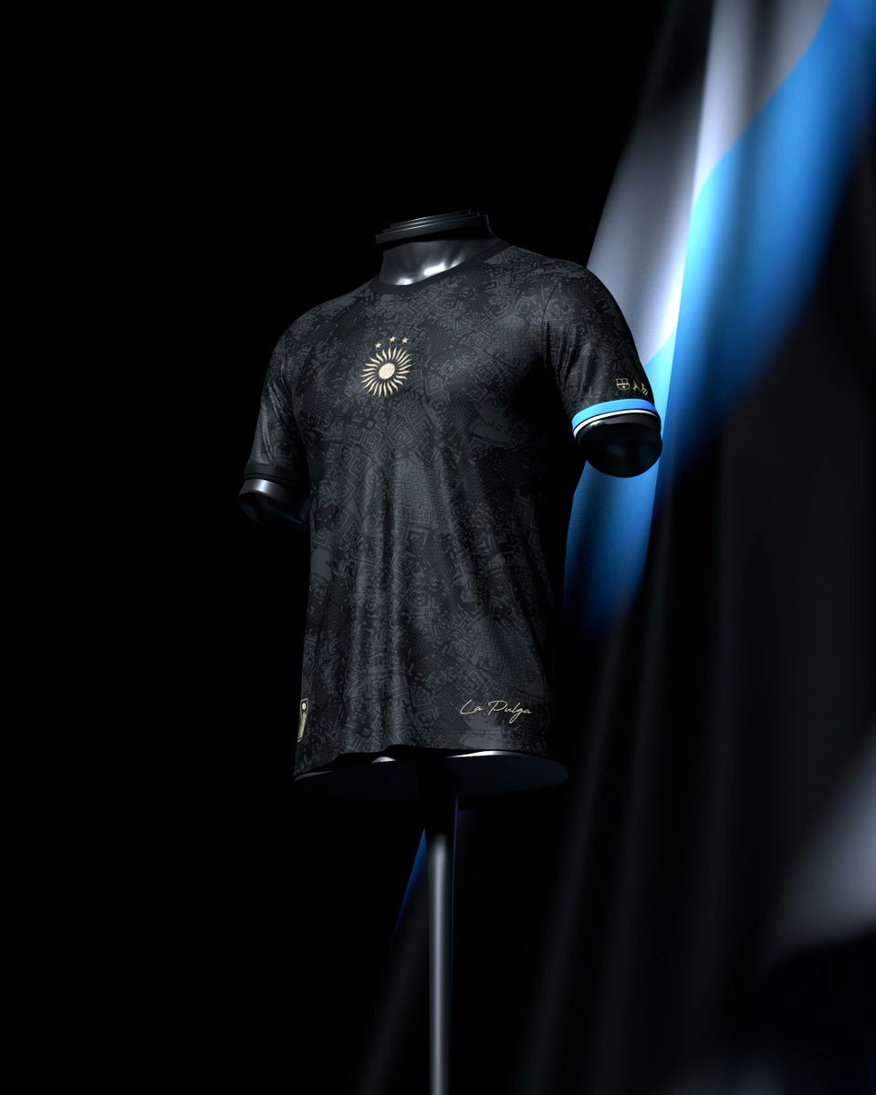 ActuFoot_'s tweet photo. La marque Comma Football va commercialiser deux maillots en l'honneur des deux GOAT's, Lionel Messi 🇦🇷 et Cristiano Ronaldo 🇵🇹. 🐐🐐😍

Des motifs liés à la carrière des deux joueurs sont présents sur les maillots respectifs "La Pulga" et "The Siu". 👕✨

Les blasons des clubs par lesquels sont passés les deux joueurs sont visibles sur les manches. 🛡️

On peut notamment apercevoir le Sol de Mayo et un motif inspiré des rues de Rosario pour le maillot de l'Argentin.

Pour le maillot de CR7, le motif est inspiré des fleurs de Madère.

📸 CommaFootball