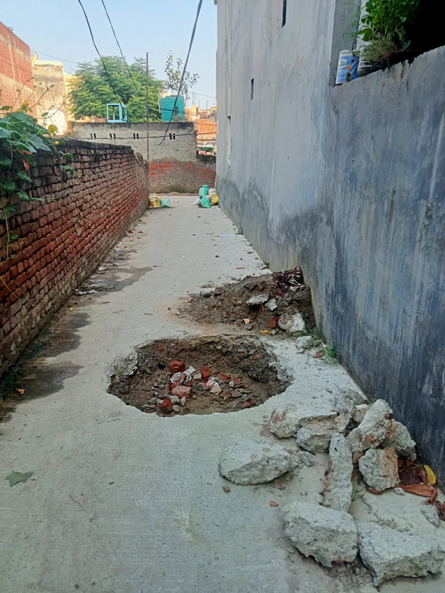 Deepuch09761781's tweet photo. @CeoNoida @noida_authority पिछले 2 महीने से यह सीवर खोदकर डाला हुआ है अभी तक इसको ढक्कन लगाकर ठीक नहीं किया गया बिल्कुल सीवर घर के एंट्रेंस पर है निकलने में कितनी दिक्कत होती है कृपया कर कर इसको ठीक करा दीजिए सर। गांव बरौला श्याम लाल कॉलोनी देवता वाली गली नियर केडी पब्लिक स्कूल। https://t.co/MZYttjsaF3