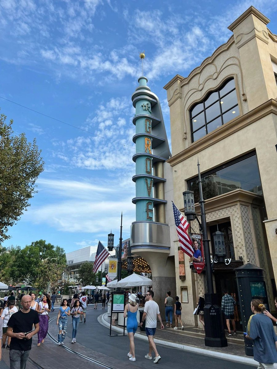 September's messenger is the stars and the moon, I borrow the tenderness of autumn to you. Autumn is here, with light and shadow splashes, everything becomes golden, and in the sunlight the heart is all