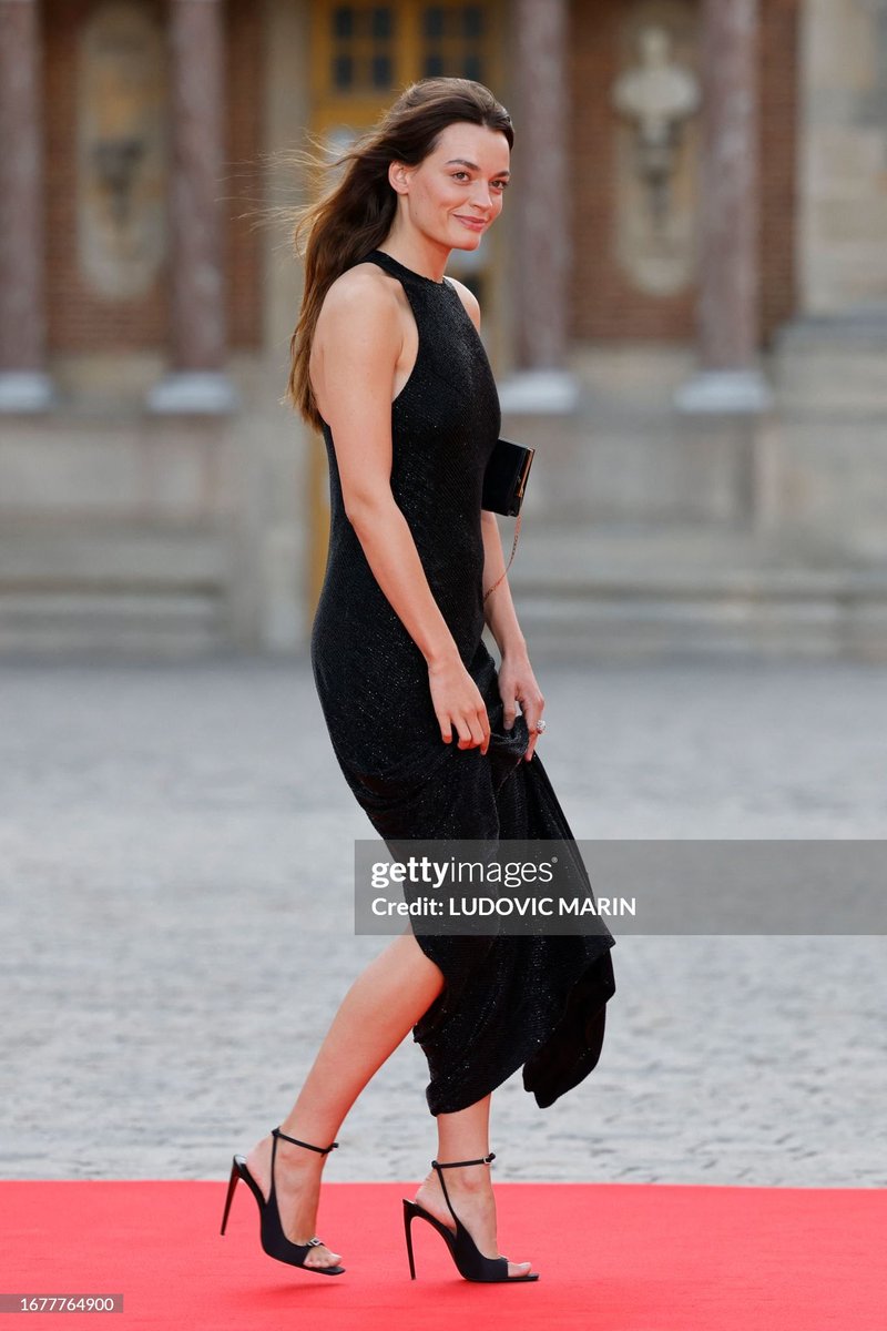 CoutureAndRoyals tweet media