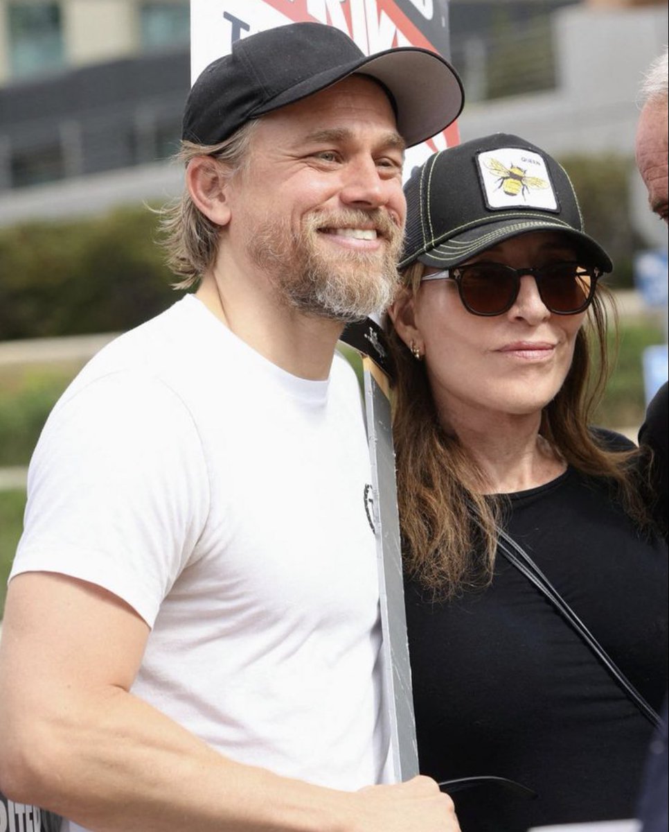 RebelSpirit_89's tweet photo. Some familiar faces on the picket line #SAGAFTRAstrike
#sonsofanarchy #charliehunnam #kateysagal #kurtsutter #timothymurphy #annabethgish #emiliorivera https://t.co/GUqjr6wpMj