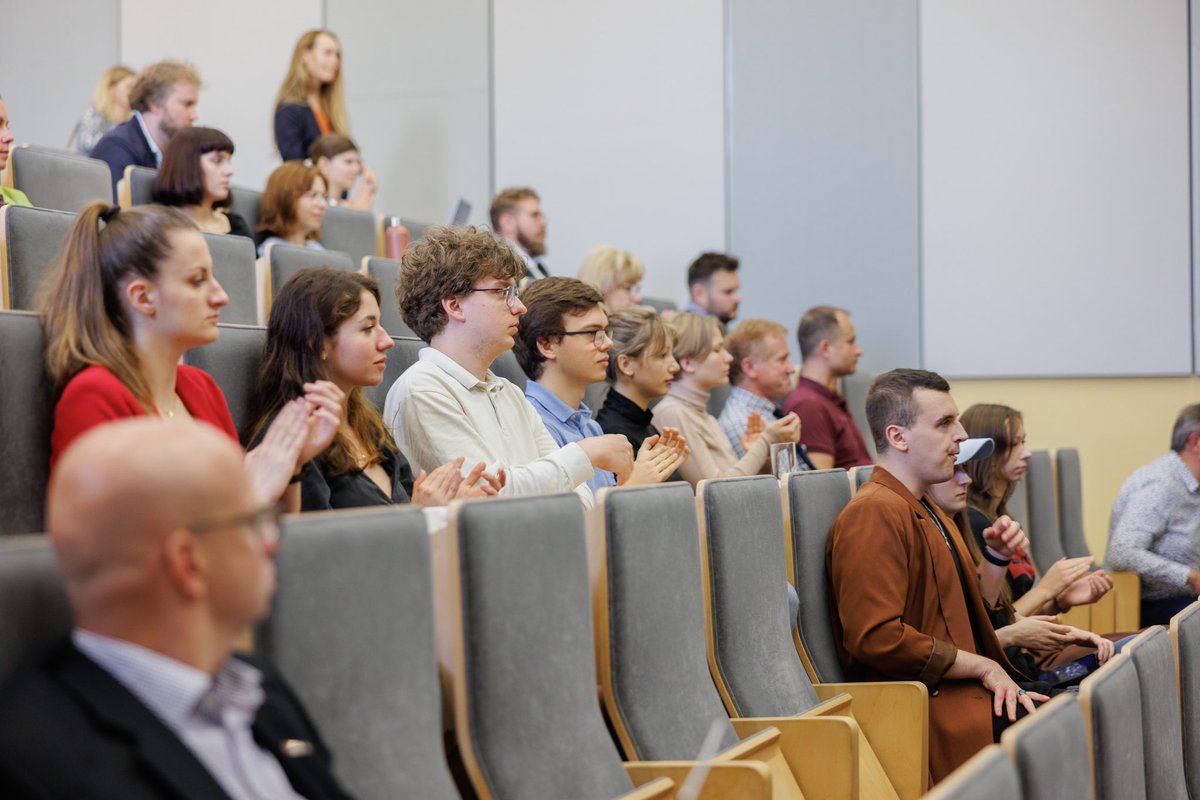 Direction Earth/Space tweet media