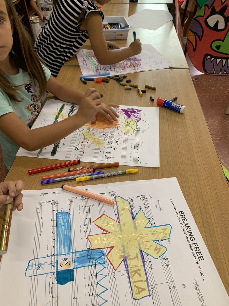 PrimariaVirolai's tweet photo. Seguim activant el projecte artístic a Cicle Inicial!
Omplim partitures amb colors, línies, hi enganxem pictogrames i paraules…
ART en majúscules per expressar-nos de manera lliure i amb caràcter propi
#artpertransformar
#competènciescomunicatives https://t.co/MPOUWevfo1