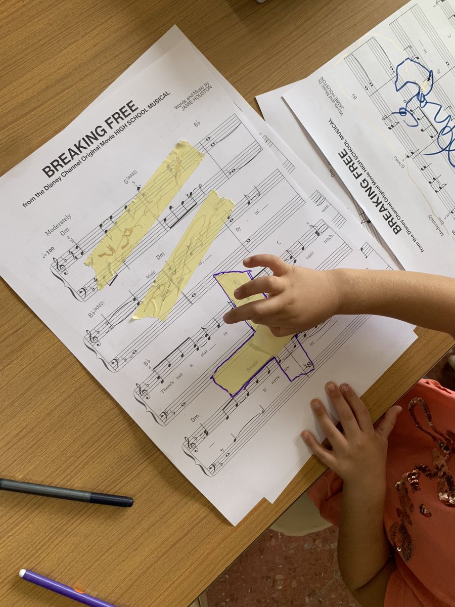 PrimariaVirolai's tweet photo. Seguim activant el projecte artístic a Cicle Inicial!
Omplim partitures amb colors, línies, hi enganxem pictogrames i paraules…
ART en majúscules per expressar-nos de manera lliure i amb caràcter propi
#artpertransformar
#competènciescomunicatives https://t.co/MPOUWevfo1