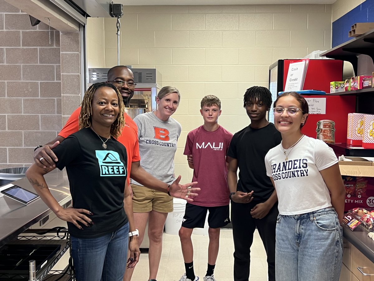 Thank you to these awesome Cross Country athletes and their parents who came out to work concessions at last night’s 🏐game against Clark! 
Y’all were so much fun to work with and we’re grateful for your support! 

Next assignment is Basketball on 9/29 at Farris (home side)