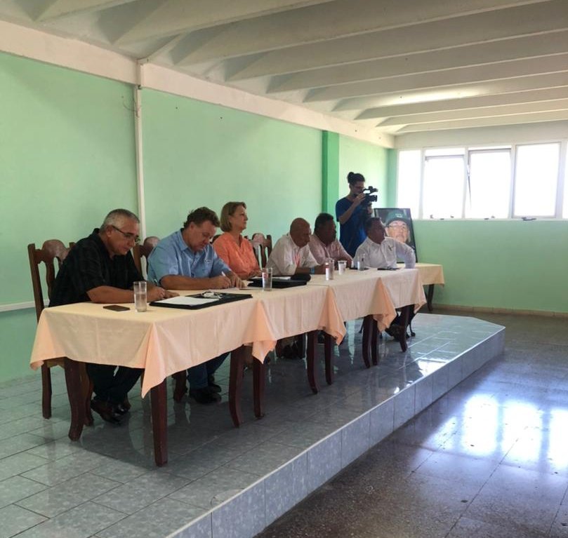 CubaRonSA's tweet photo. Hoy se clausura en @CruzRonera🇨🇺🥃 el Taller Nacional de Aguardiente, con la participación de máximos directivos de #CubaRonSA🇨🇺🥃 y @GAzcuba. Importante encuentro para enriquecer las bases de nuestro #RonLigeroCubano🇨🇺🥃👇 https://t.co/npXC5141EC