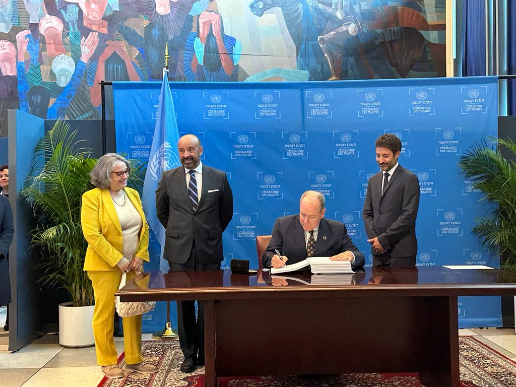 Monaco_ONU's tweet photo. SAS le Prince Albert II signe l’Accord #BBNJ #HighSeasTreaty
Moment historique pour le droit de la mer et le multilatéralisme après des négociations où 🇲🇨 a été très engagé pour un Accord ambitieux pour #conservation des #océans et biodiversité marine par #AiresMarinesProtégées https://t.co/rt6ObEhOyx