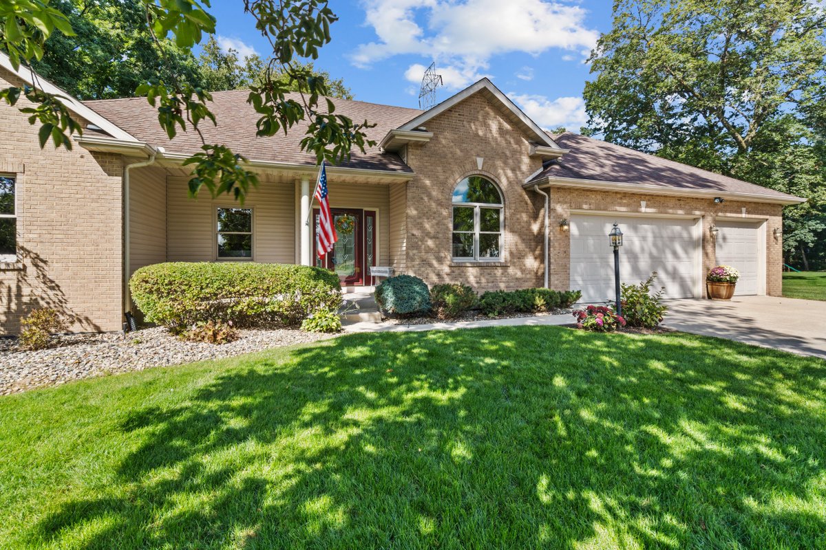 timburkey's tweet image. JUST LISTED | 50502 Cobus Ridge Lane, Granger
Offered at $434,900 | 3 Beds | 2½ Baths | 2,173 ft²

Welcome to this stunning ranch on a quiet cul-de-sac in Granger’s venerable Cobus Ridge. Featuring an open floor plan with high ceilings and custom finishes, this home feels grand…