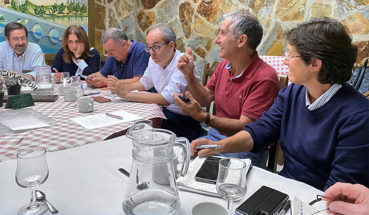 ensenanza_de's tweet photo. Los delegados diocesanos de enseñanza de la región de Castilla y León, abrieron el curso en Tordesillas. En una jornada de trabajo en la que trazaron líneas para avanzar en el diálogo con la administración, en orden a mejorar el área de religión y moral católica. #ReliesMas https://t.co/L4JOdeEOvQ