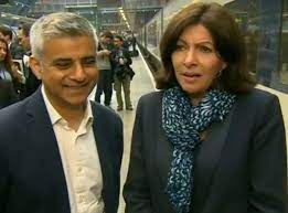 CdGournay's tweet image. Anne Hidalgo absente de Paris pour la visite de #CharlesIII . En 2016, Trump encore candidat, elle accueillait Sadiq Khan dans un anglais approximatif:
"Donald Trump est stupide ! Il est très stupide ! Oh mon Dieu ! Mon Dieu !"