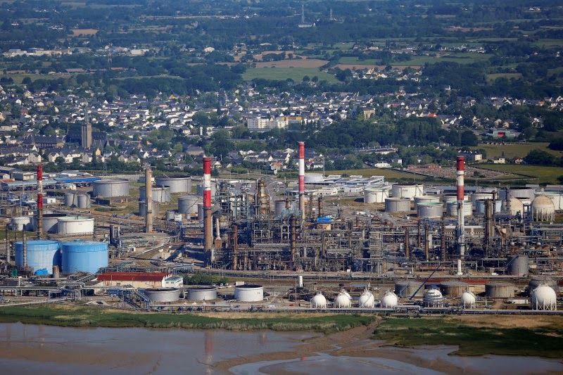 PDVSA's tweet photo. PDVSA está aplicando el uso de tecnología inversa desarrollada en Venezuela con el objetivo de sustituir repuestos y piezas necesarias para el funcionamiento de las refinerías. https://t.co/9c1ixBK57m