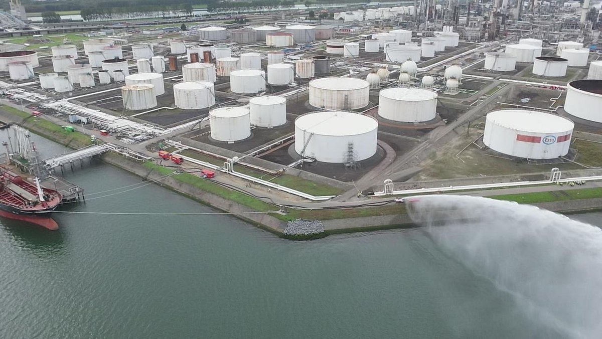 De grote oefening met de brandweer en hulpdiensten gisteren is succesvol verlopen. Veel dank aan alle betrokkenen van de hulpdiensten. We hebben weer geleerd en zijn nog beter voorbereid in geval van een echt incident <a href="/BZAntwerpen/">Brandweer Zone Antwerpen</a> <a href="/gez_brandweer/">Gez. Brandweer</a> <a href="/Vr_RR/">Veiligheidsregio Rotterdam-Rijnmond</a> <a href="/PortOfRotterdam/">Port of Rotterdam Authority</a> <a href="/SpiekeNL/">Spieke.nl</a>