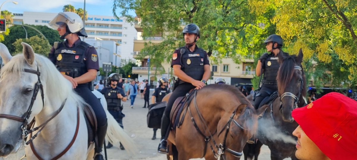 ericbaz18's tweet photo. La police est très à cheval... sur les règles à Séville 
💪🏼🔴🟡 Allez Lens !!!❤️💛 https://t.co/EHuMrnkX3O