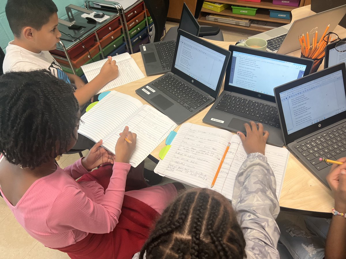 SterlingElemen1's tweet photo. #AllBlock flex day in 4th grade! These tigers had intentional reteaching in small groups to analyze the characteristics of a poem! 💻 ✏️ 📝 @ELeducation @CharMeckSchools #poetry #sterlingpride🐯 #chinupcrownon👑 #smallgroupinstruction #4thGrade https://t.co/FqAoZkRwxc