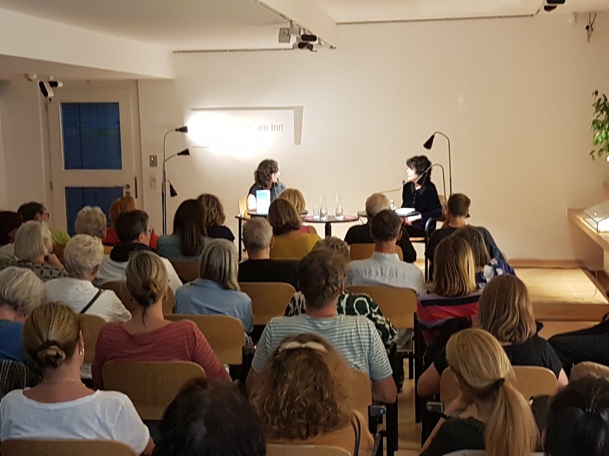 Monika Helfer füllt das Literaturhaus am Inn bis auf den letzten Platz. Ein spannender Abend.