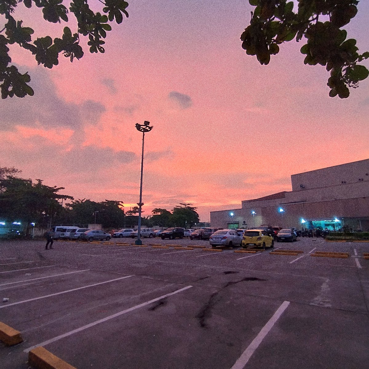 jssh__'s tweet image. Malayo ka pa, pero malayo ka na.