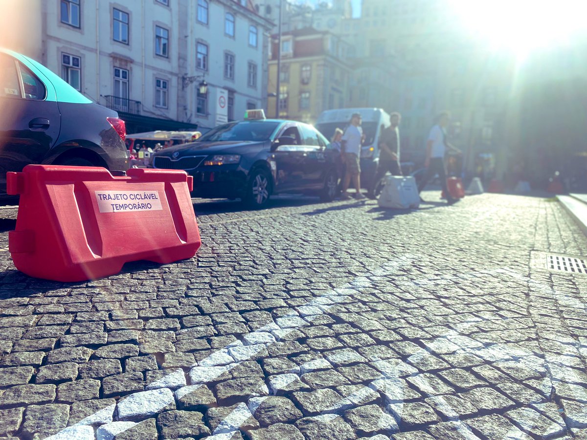 SandroDAraujo's tweet photo. TEMPORÁRIA? A ciclovia “popup” estreada hoje na baixa de @CamaraLisboa a propósito da Semana Europeia da Mobilidade, mostra que há espaço para todos, e pode ser fácil pedalar nas cidades, havendo coragem política. E aqui, uma BTT, tal é o piso! #ciclismoparatodos https://t.co/fYFGlPDWhx