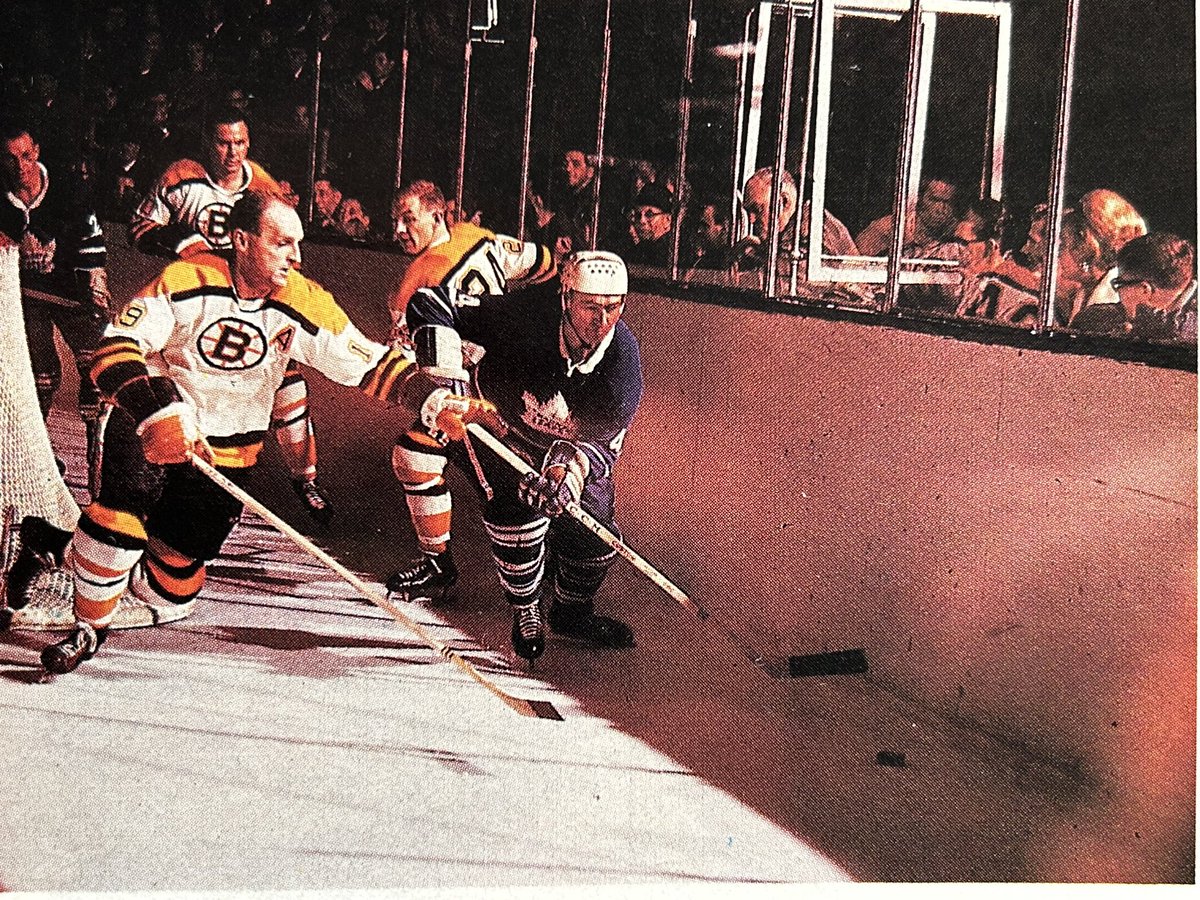 Claude6Landry's tweet image. A helmeted #RedKelly races against Boston's #DougMohns for loose pack is 1963  game atToronto Maple Leaf Gardens