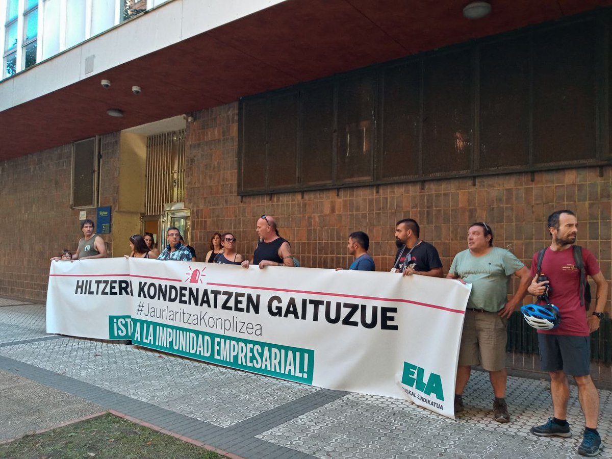 ELADonostia's tweet photo. 🚨 #Telefonica|k azpikontratatutako #Cotronic enpresan azken egunotan bi #istripu larri gertatu ondoren, #Donostia|ko egoitzan elkartu gara #prekarietatea istripuen atzean dagoela ozen salatzeko
#HiltzeraKondenatzenGaituzue https://t.co/VWN3DFC1dZ