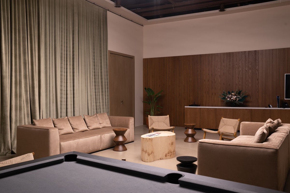 Assembly One Tower’da bulunan Private Lounge’da misafirlerinizi ağırlayabilir; daha samimi talk’lar, q&amp;a’ler ve sunumlar için tercih edebilirsiniz.
Detaylı bilgi ve rezervasyon için ön büro ile görüşebilirsiniz.