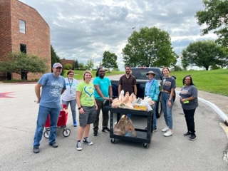 IUSoutheast's tweet photo. The IUS South Eats Pantry recently received donations from Culbertson Baptist Church as part of the Food Fight effort to squash hunger. Volunteers from Heartland Payment Systems and Dare to Care helped with unloading and organizing.
#IUS #IUSoutheast #IUSouthEatsPantry https://t.co/d59kD5ZTEU
