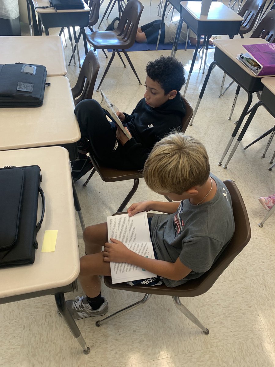 MintzJenn's tweet photo. 6 Purple Relaxin’ &amp; Reading during advisory!  ⁦@IslipMS⁩  #isliprising https://t.co/559llLphlx
