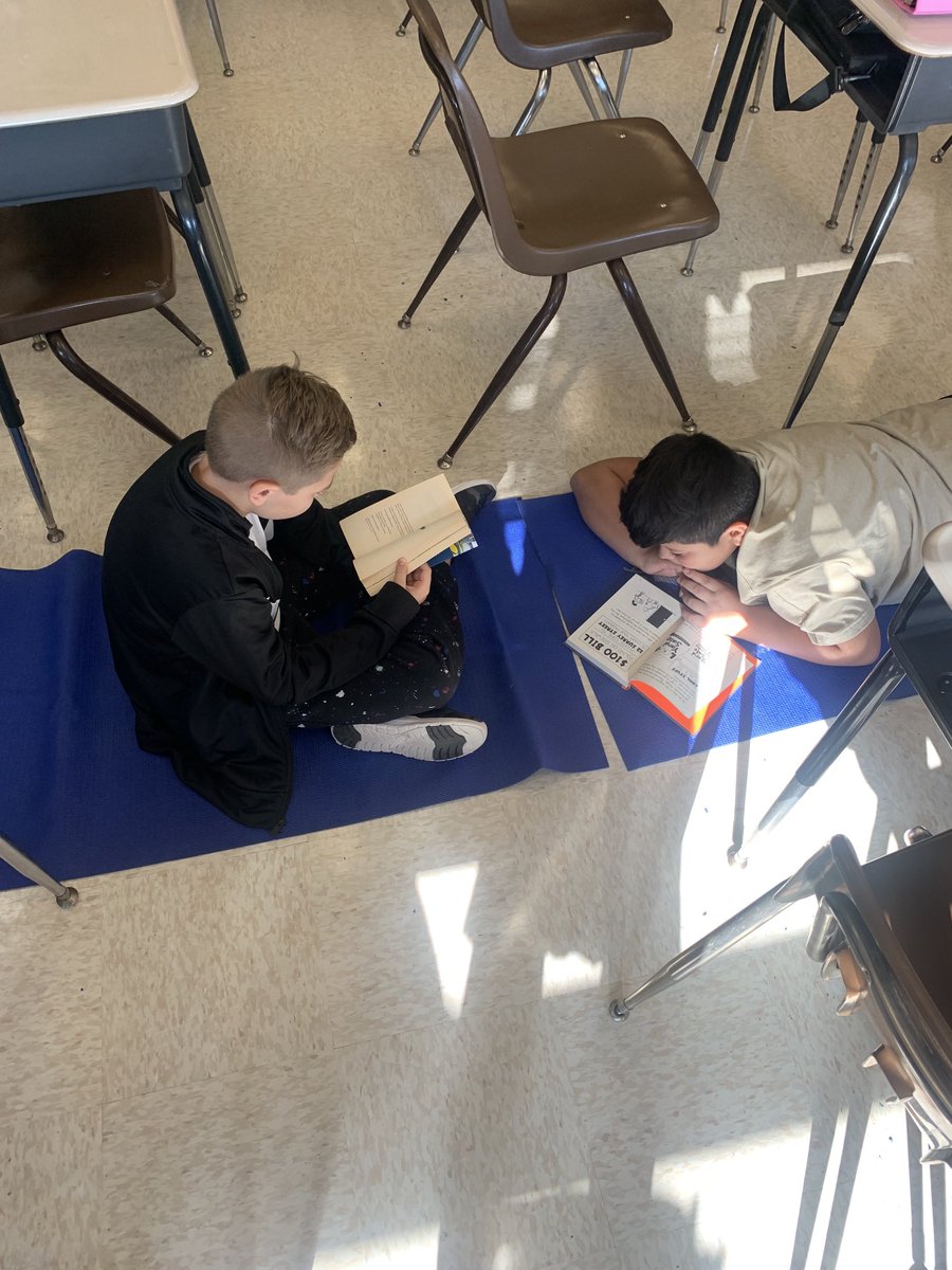 MintzJenn's tweet photo. 6 Purple Relaxin’ &amp; Reading during advisory!  ⁦@IslipMS⁩  #isliprising https://t.co/559llLphlx