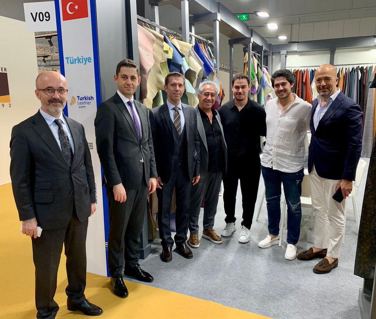 TC_MilanoBK's tweet photo. Dünyanın en büyük ayakkabı/çanta ve deri fuarlarından #Micam #Mipel ve #Lineapelle’ye katılan firmalarımızı ziyaret ettik, başarılar diledik.

Milli katılımı @idmib_birlik tarafından yapılan ve 160’a yakın firmamızın iştirak ettiği fuarların ülkemize yararlı olmasını diliyoruz.🇹🇷 https://t.co/mzTE9wtZAy