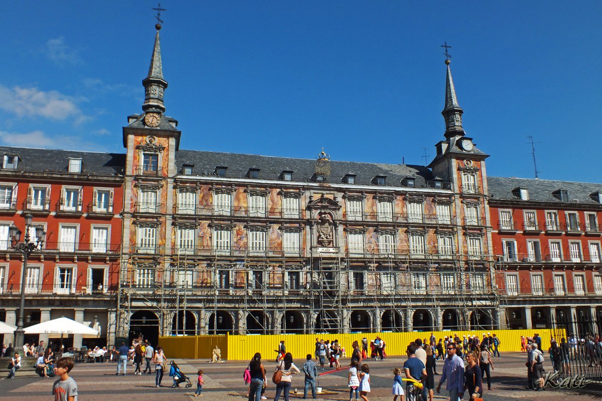 #ThrowbackWednesday: September 20, 2014; in the sunny Plaza Mayor in Madrid.
Aurinkoisella Plaza Mayor -aukiolla Madridissa.

#Madrid #Spain #VisitMadrid #VisitSpain #throwback #blastfromthepast #travelling #travelphotos #matkakuvat #reissukuvat #Espanja