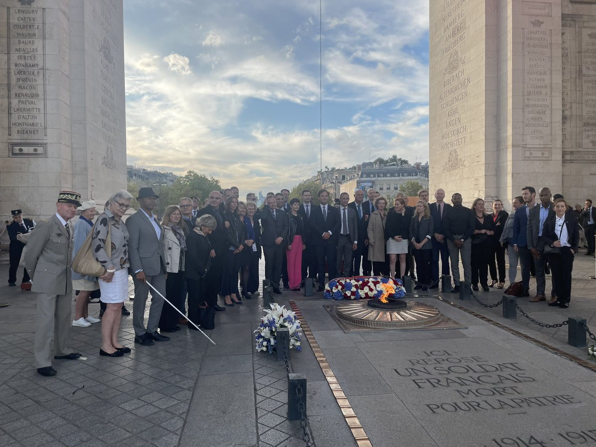 🇫🇷 Honoré d’être à la cérémonie du ravivage de la Flamme du soldat inconnu, sous l'Arc de Triomphe à l’invitation de la @carac_epargne