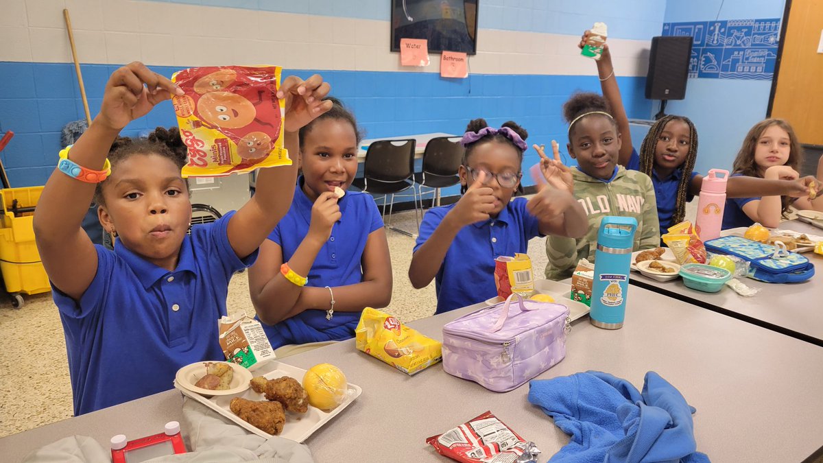 relentlesslife8's tweet photo. "Best lunch ever!" "Can we have this every day?!?" The new chicken and "waffles" lunch is @TJEMS_84 kid approved!! Sold out!! Thanks @BaltCitySchools for listening ingenuity to kids and adding these great items! Healthy food grows healthy brains! https://t.co/lwRNGqQscz